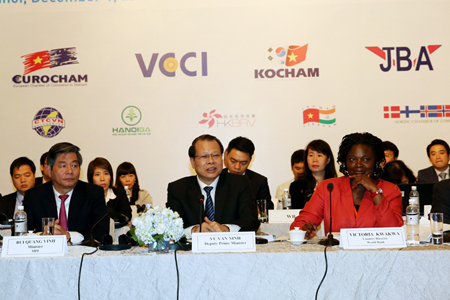 Phó Thủ tướng Vũ Văn Ninh phát biểu tại Diễn đàn doanh nghiệp Việt Nam thường niên 2015.